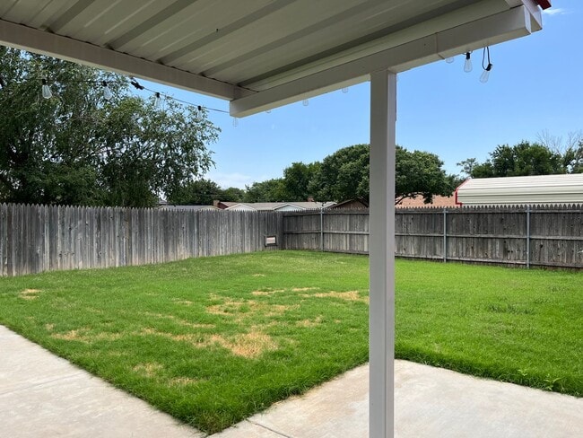 Building Photo - Located close to Bonham Middle School 3/2/2