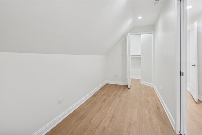 Building Photo - 3818 N Hermitage Ave