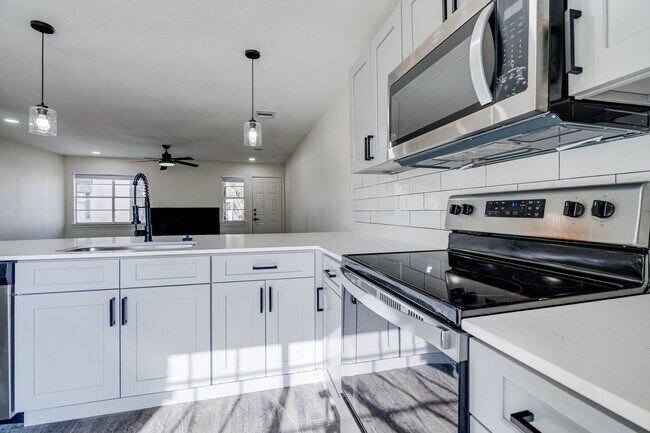 Building Photo - RIVER CROSSING ATX - 2BD/2.5BA - TOWNHOUSE - NEAR DOWNTOWN - NEW INTERIOR - $1495