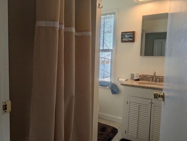 Building Photo - 1415 S Shore Dr