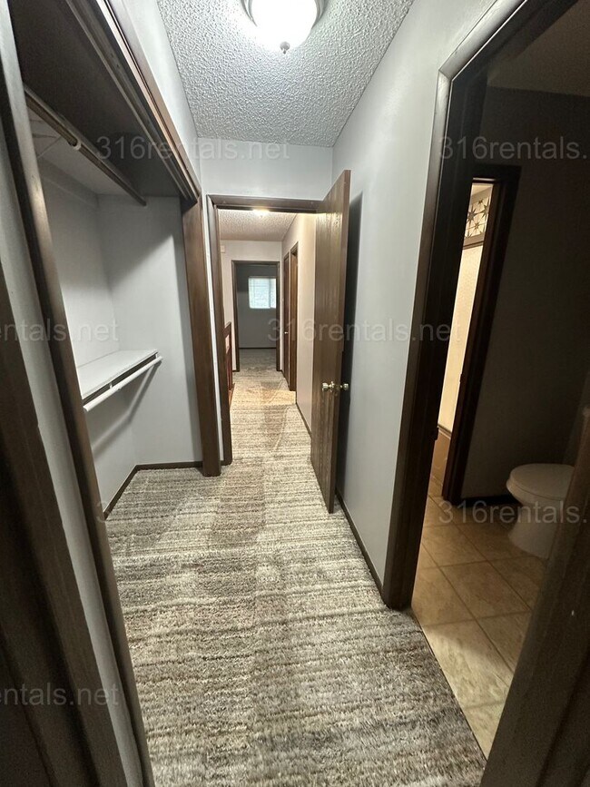 Building Photo - $1545 - 2 bed 1.5 bath - Duplex located in Riverside