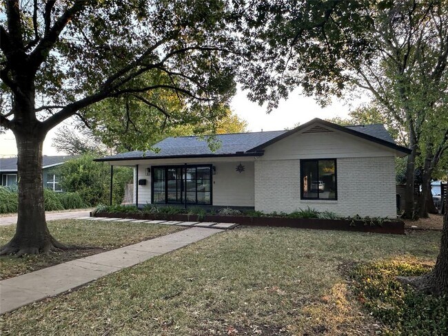 Building Photo - 4711 Fairview Dr