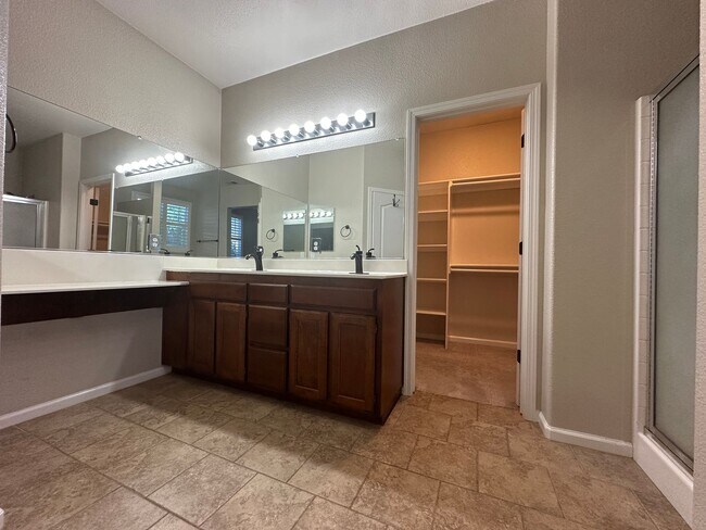 Building Photo - Gorgeous 4 Bedroom with Backyard Oasis wit...