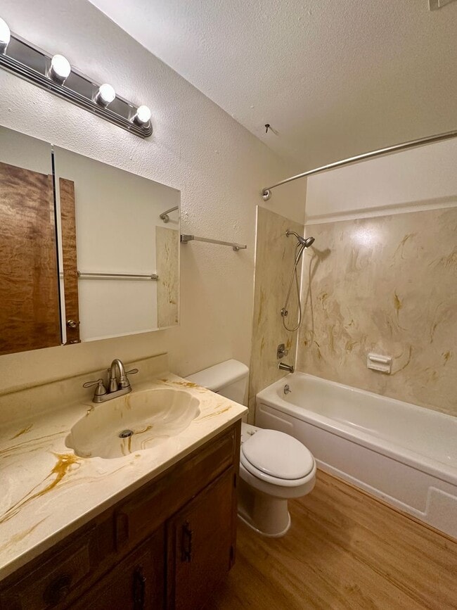 Building Photo - r1078