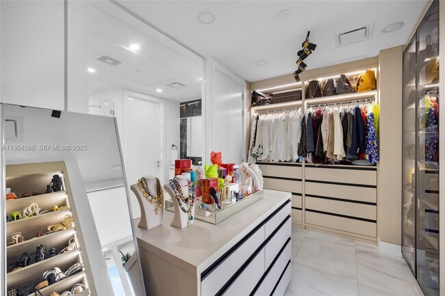 Building Photo - 700 NE 26th Terrace