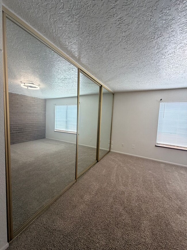 Building Photo - 3 Bedroom Townhouse