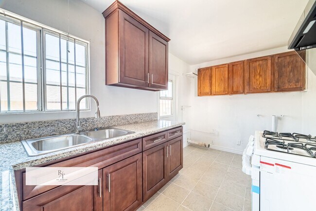 Building Photo - Prime Location Apartment with Remodeled Ki...