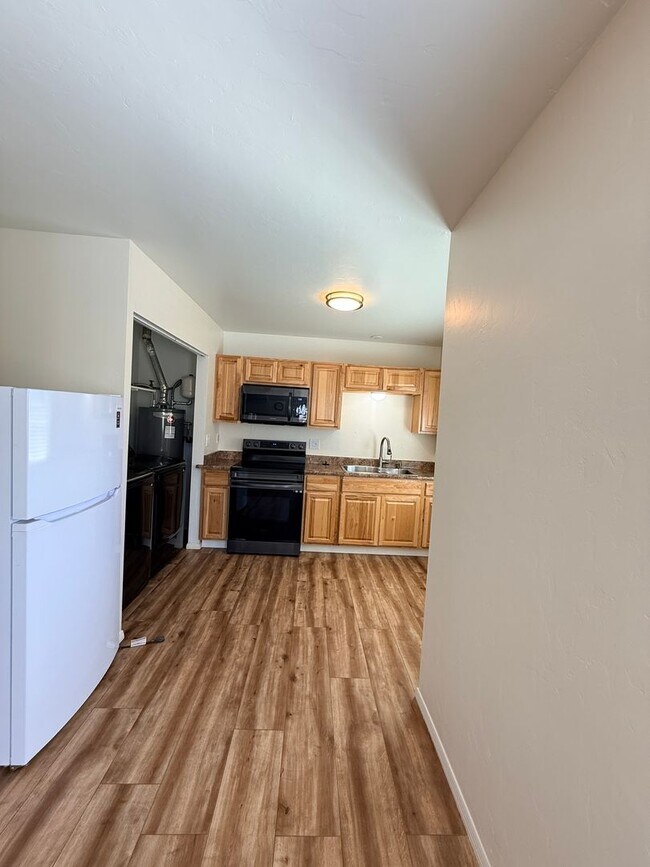 Building Photo - PM16-00412K: 4th