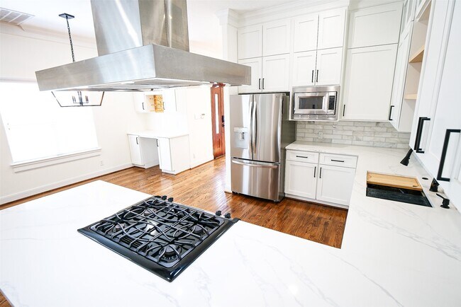Building Photo - 6116 1/2 Hamman St