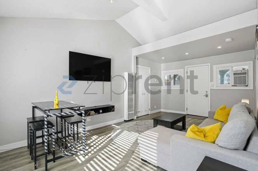 Building Photo - 10 27th Ave