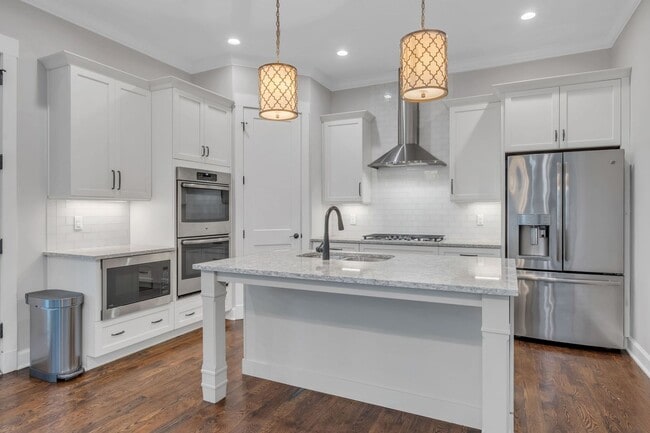 Building Photo - Stunning 5BE/4.5BA in the heart of Green H...