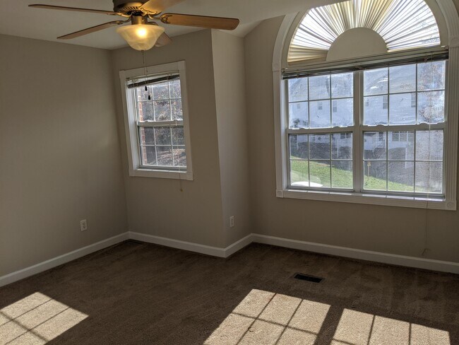 Building Photo - 130 Grande Meadow Way