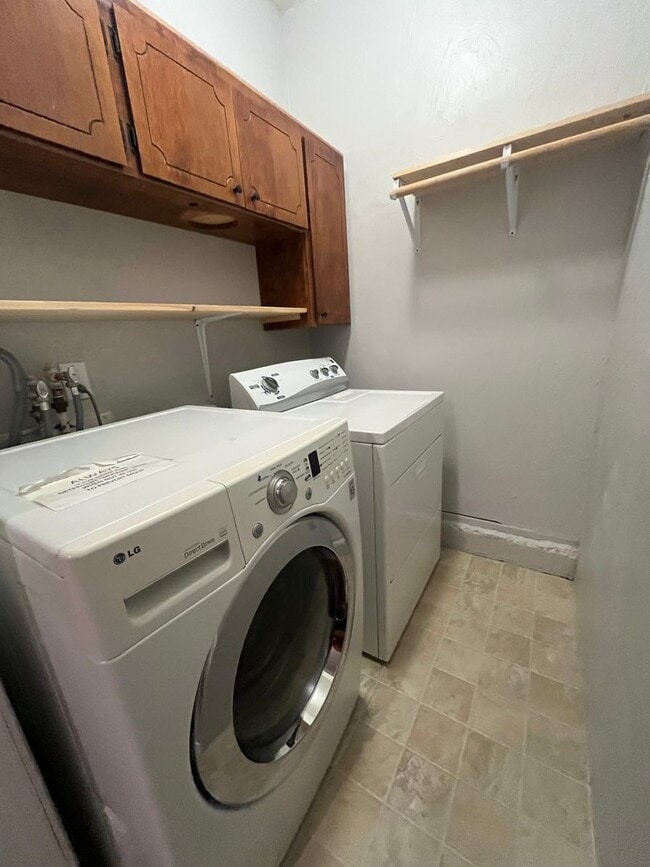 Building Photo - 2-Bedroom 1-Bathroom home off River Road