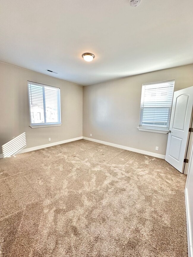 Building Photo - 4 Bed Desert Color Home!