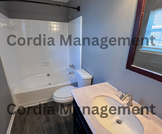 Building Photo - Beautiful 3 Bedroom 2 bathroom Home in Lit...