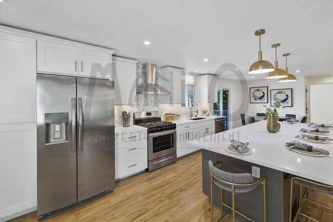 Building Photo - Spacious South Hill Home