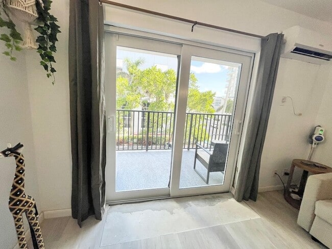 Building Photo - 3000 Riomar St