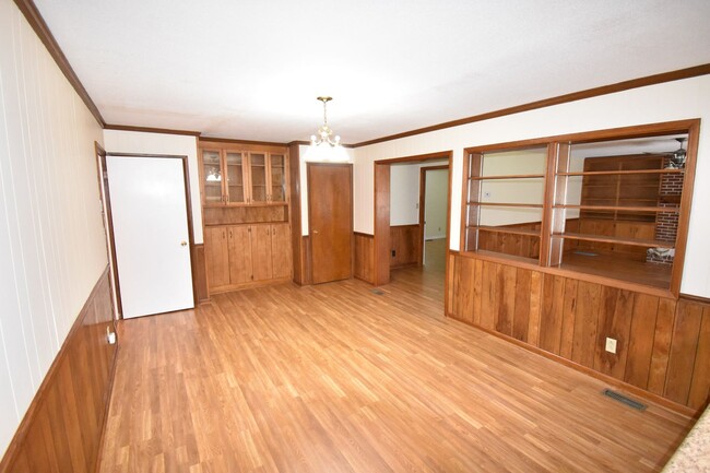 Building Photo - 4 Bedroom and 3 Bath Home- Vander