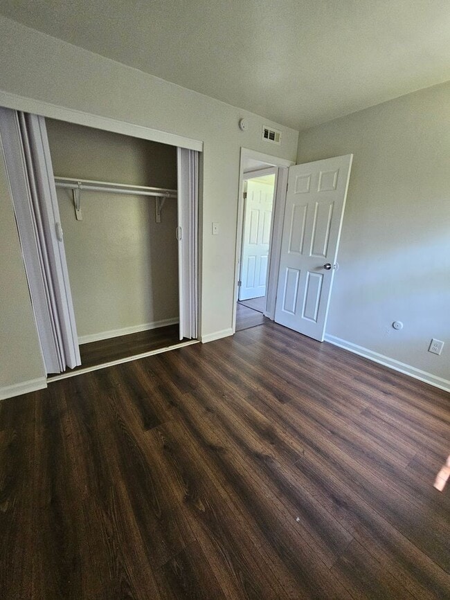 Building Photo - Two Bedroom Apartment off Rodman