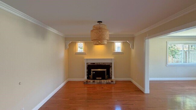 Building Photo - Beautiful Updated 4-Bedroom Martinez Home with Hardwood Floors,  Backyard & Gardener Included