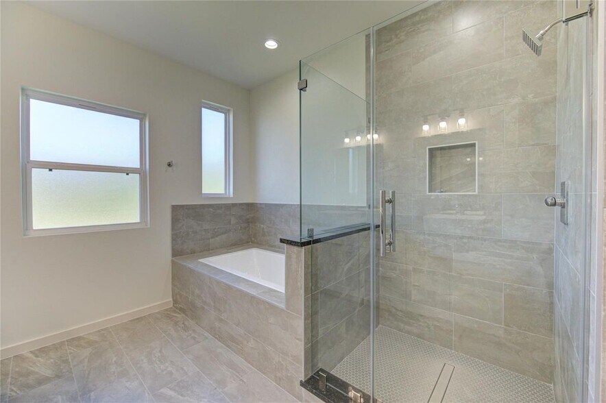 Building Photo - 2920 El Fenice Ln