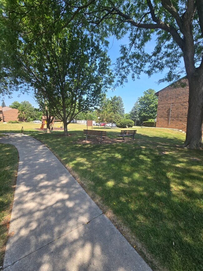 Building Photo - 9020 N Park Plaza Ct