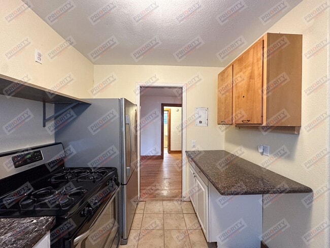 Building Photo - 3 bedroom, 2 bath single-family home