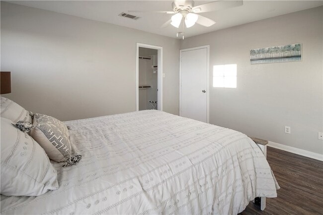 Building Photo - 2903 McLaren Dr