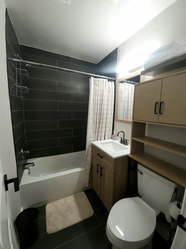 Building Photo - 1538 NE 42nd St