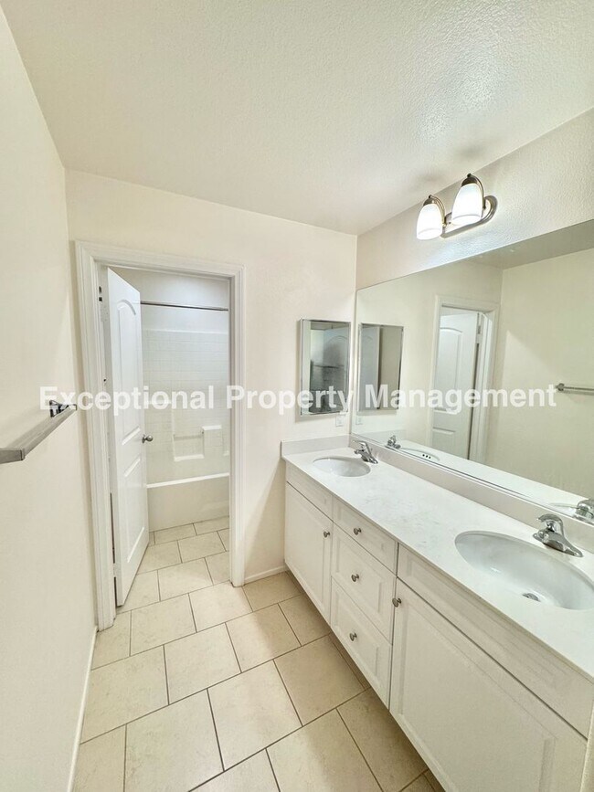 Building Photo - Read to move in 4 bedroom 3 bath home with a den