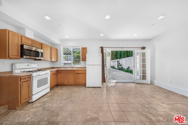 Building Photo - 741 N Las Palmas Ave