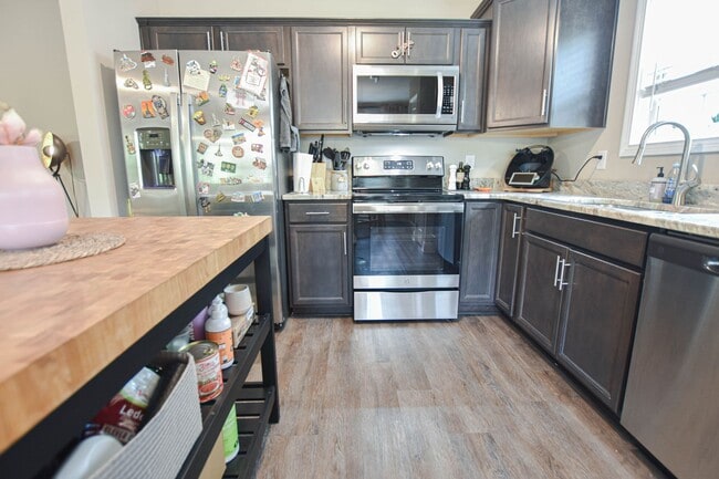 Building Photo - Pet Friendly Three Bedroom!