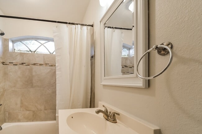 Building Photo - "Charming 2-Bedroom, 2-Bath Duplex in Prime Sherman Location – Your Perfect Home Awaits at 814 W....