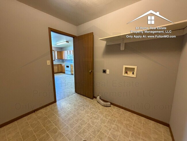 Building Photo - 427–429 Sabre Circle