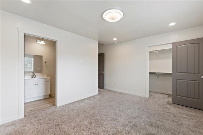 Building Photo - Like new 3 bedroom.