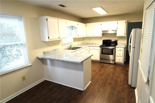 Building Photo - 2320 Ridgedale Dr SW