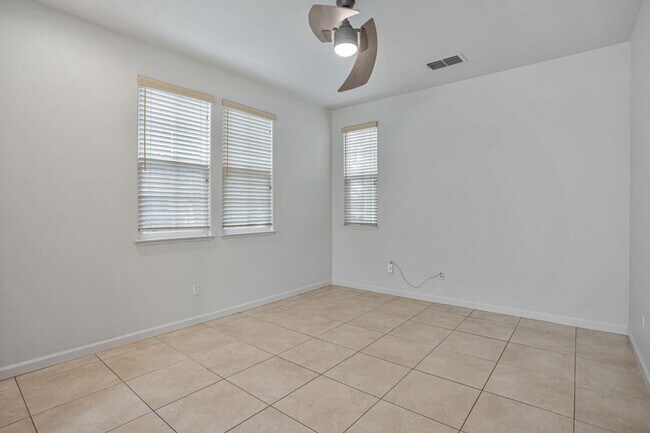 Building Photo - 1658 Glenmore Dr