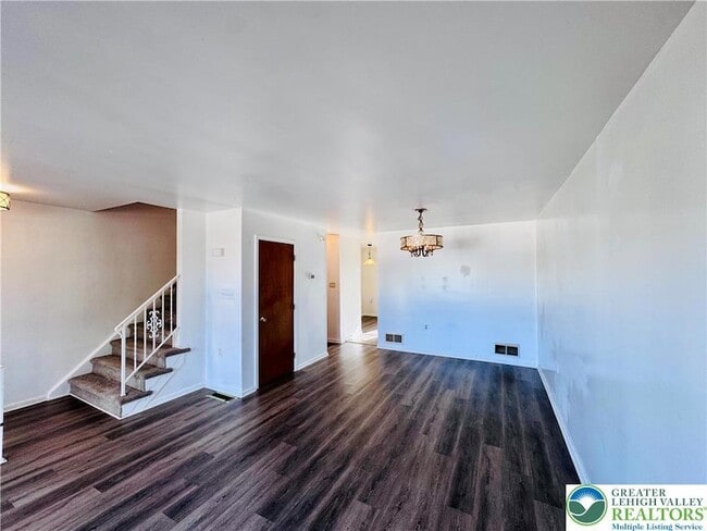 Building Photo - 235 Vista Dr