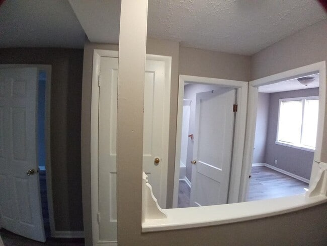 Building Photo - 3Br/1.5Ba Fully Renovated Townhouse