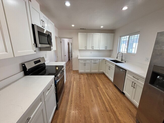 Building Photo - Spacious 3BR, 2Bath House Oakland | $35=00 | Newly Remodeled | Se Habla Español