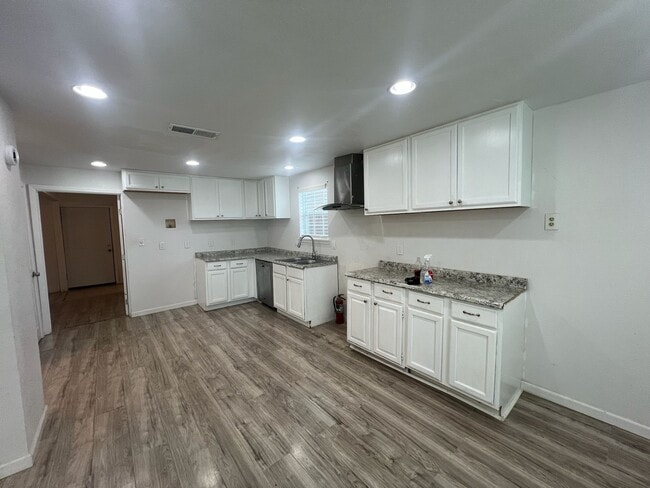 Building Photo - 415 S 23rd St