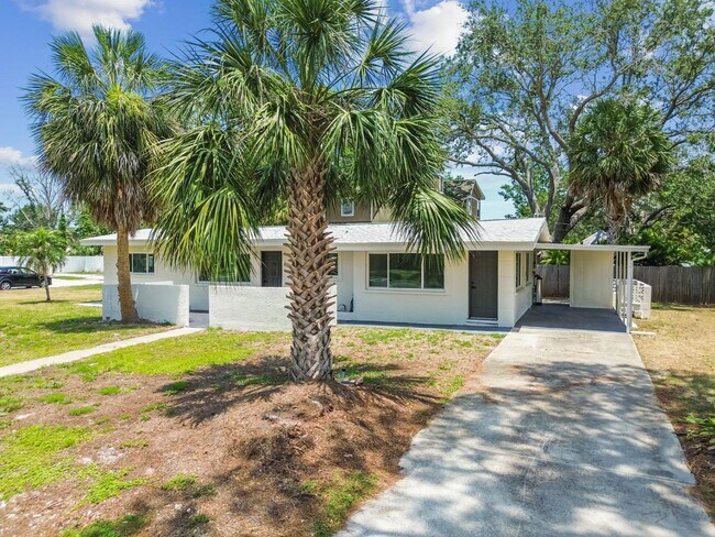 Building Photo - 695 Sunset Dr
