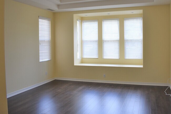 Building Photo - Beautiful 5 bedroom, 5 bath home in Desira...