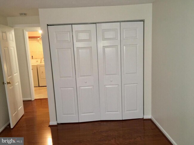 Building Photo - 403 Palmtree Dr