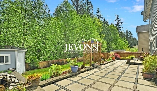 Building Photo - Spacious home with A/C, full kitchen, and ...