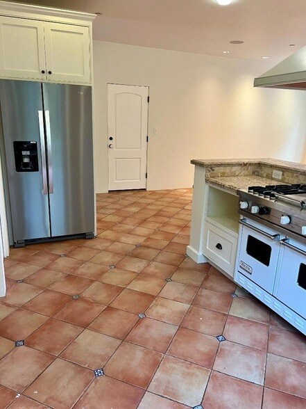 Building Photo - 445 Purisima Way