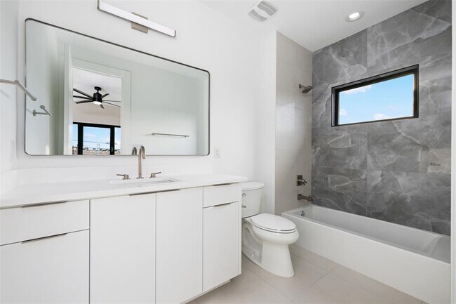 Building Photo - 13701 Montview Dr