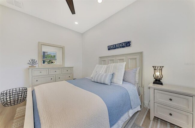 Building Photo - 561 Fallbrook Dr