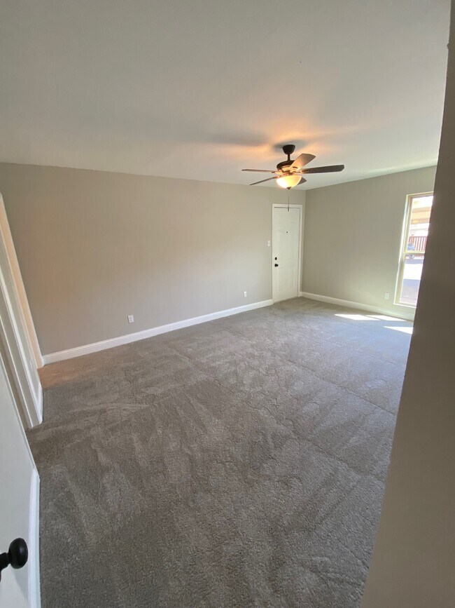 Building Photo - 5826 Sandhurst Ln