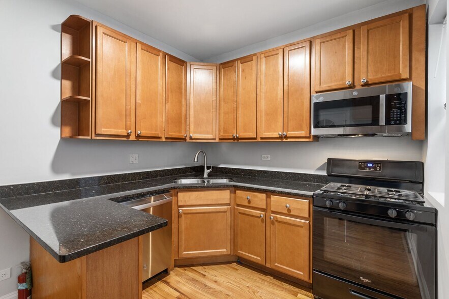 Building Photo - 2005 W Jarvis Ave